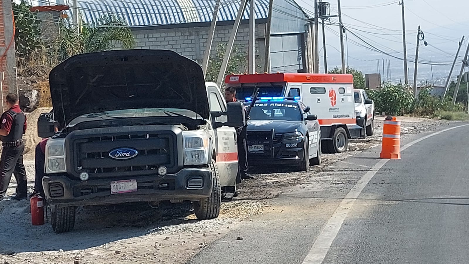 Arde camioneta de valores en la carretera a Chichimequillas que transportaba 5 millones de pesos