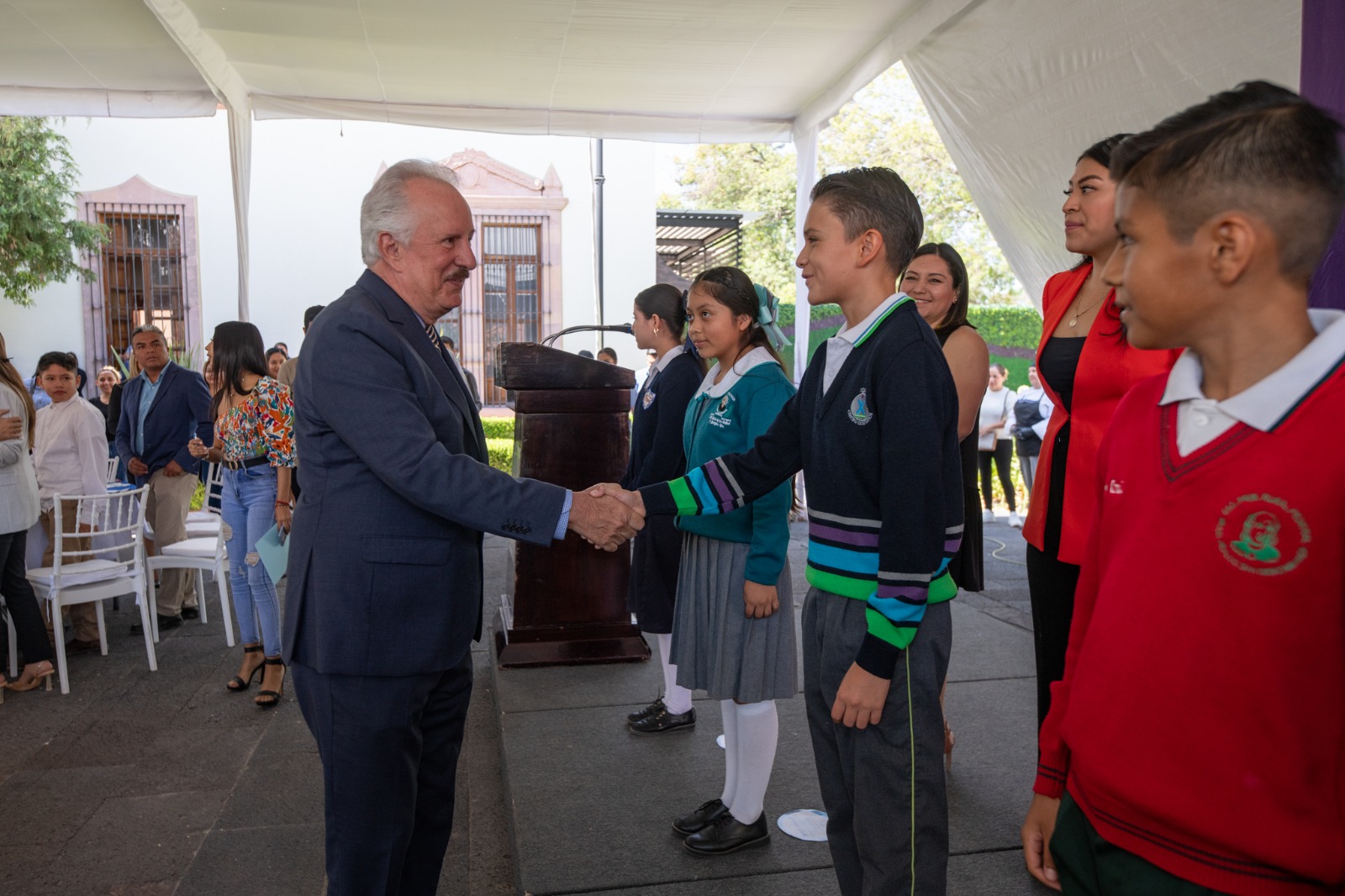 <em>Enrique Vega Carriles recibe a las “Niñas y Niños en el Gobierno 2023” del municipio de El Marqués</em>