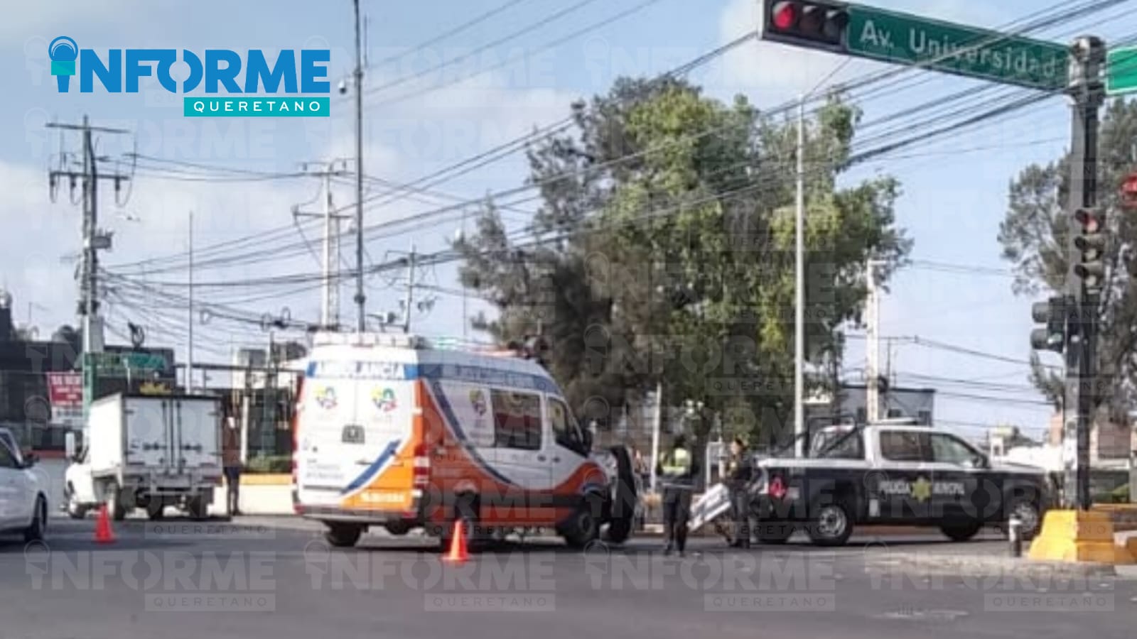 Semaforazo entre patrulla y ambulancia en Ezequiel Montes y Universidad