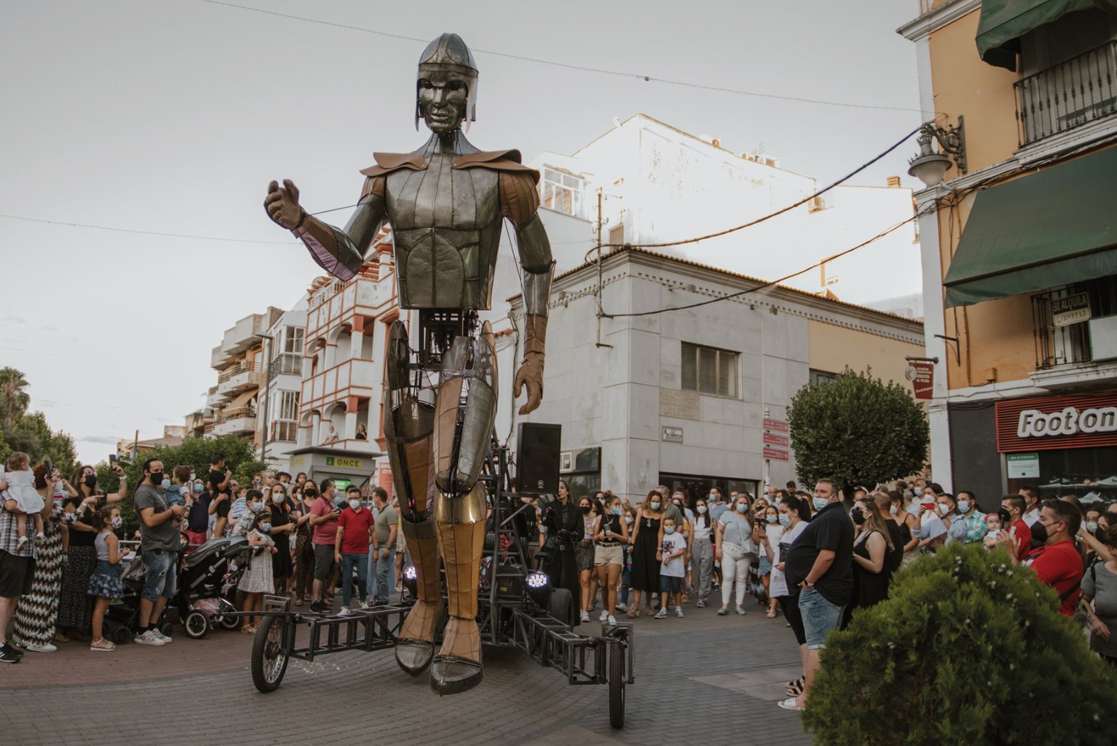 Festival Querétaro Experimental presenta el pasacalles “Aquiles” en el corazón de Querétaro