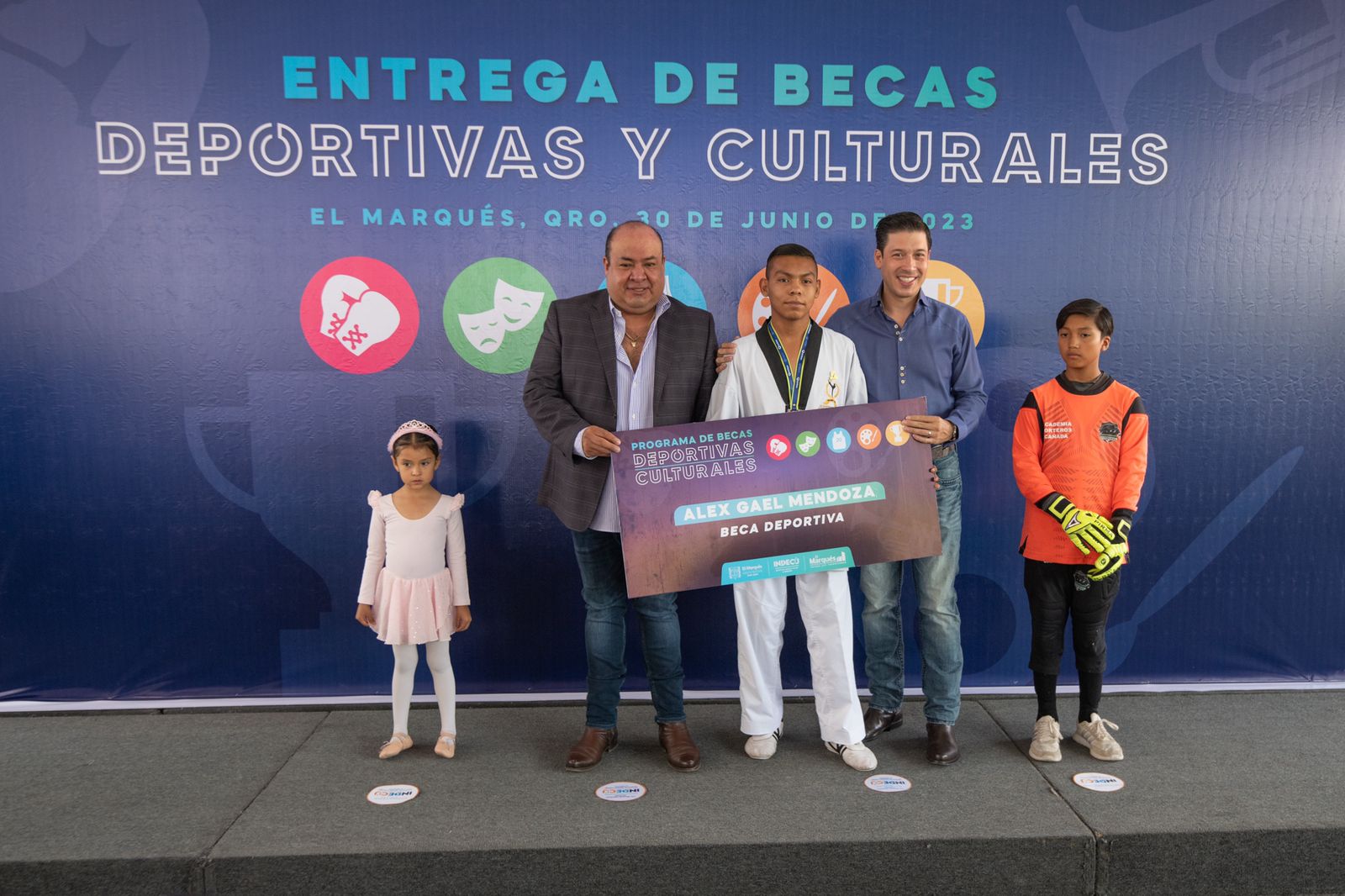Entrega municipio de El Marqués becas deportivas y culturales a 555 beneficiarios