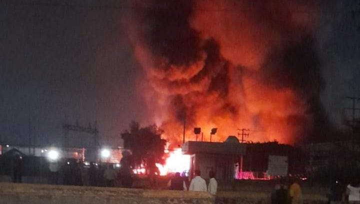 Fuerte Incendio consumió una bodega de reciclaje en el Querétaro Park