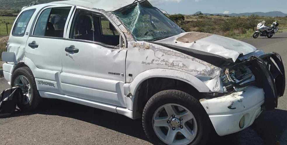 Un muerto y una mujer lesionada de gravedad tras volcadura en la carretera a Huimilpan