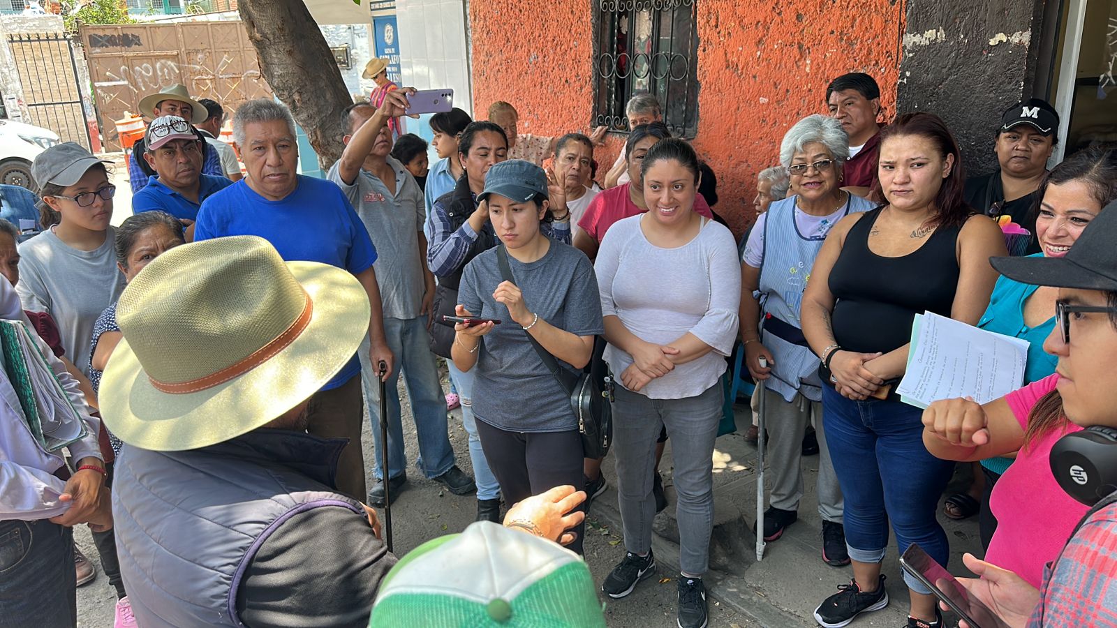 Se manifiestan vecinos en Carrillo por obras de mala calidad