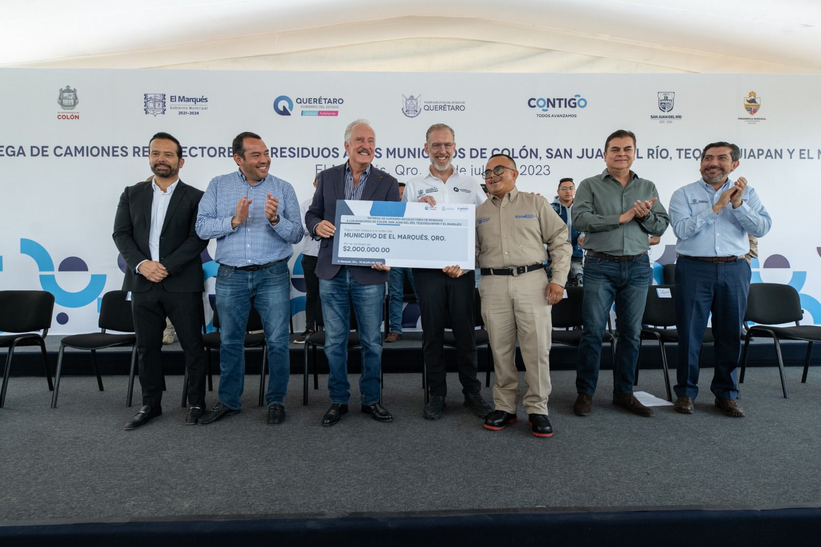 Enrique Vega Carriles, recibió un cheque con el fin de concluir el proceso de compra de un camión recolector de residuos.