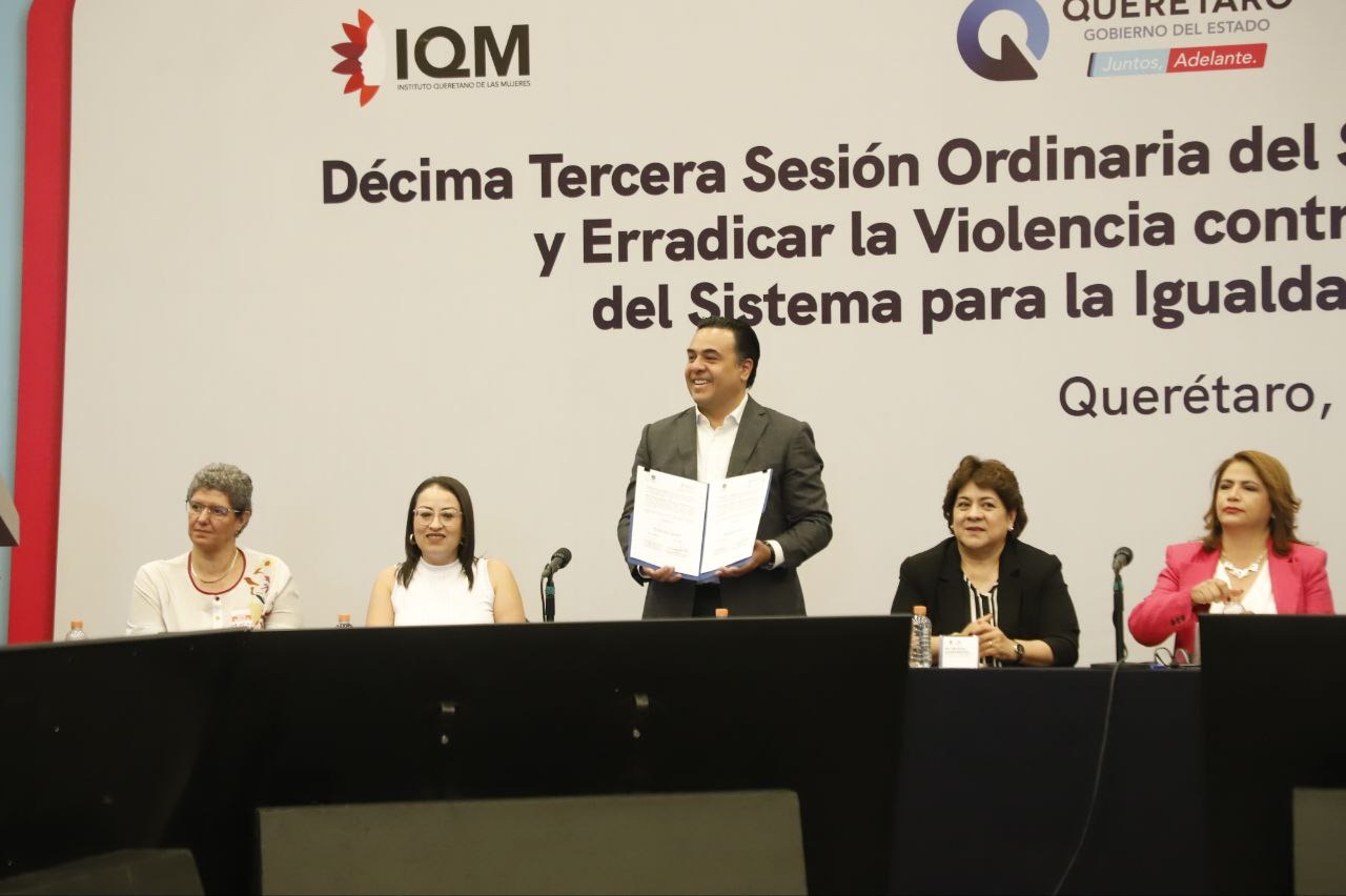 Firma Luis Nava convenio con el Instituto Queretano de la Mujer.