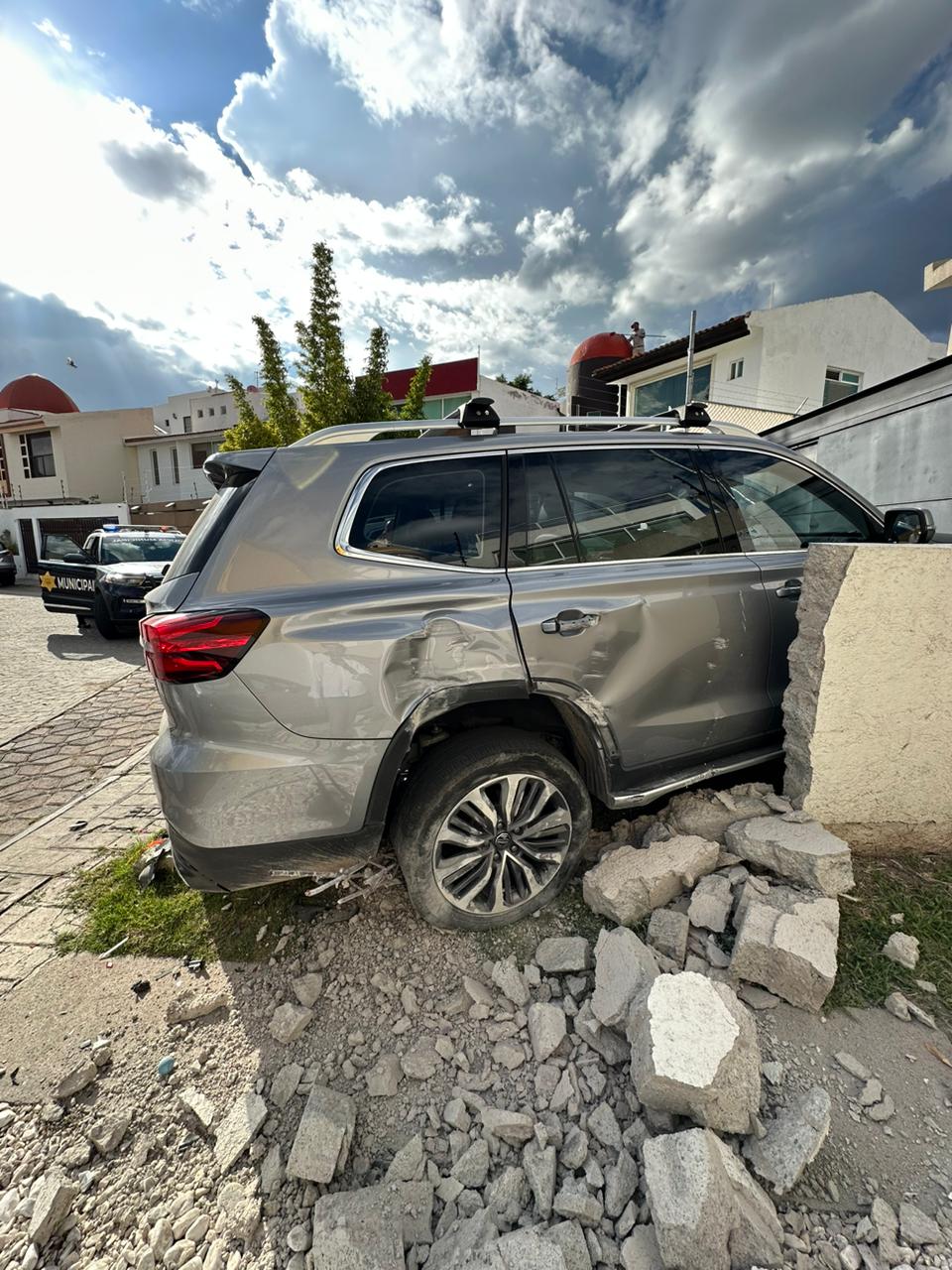 Choca en Milenio III y provoca daños a vivienda