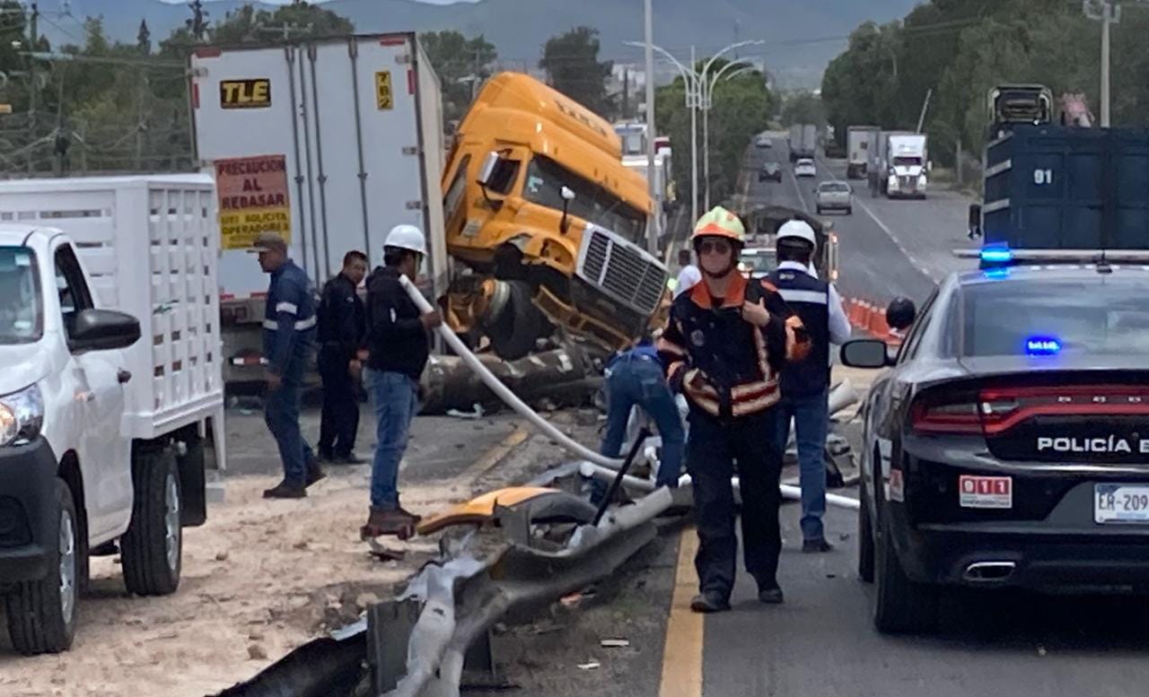 Choque de trailers colapso la carretera estatal 100