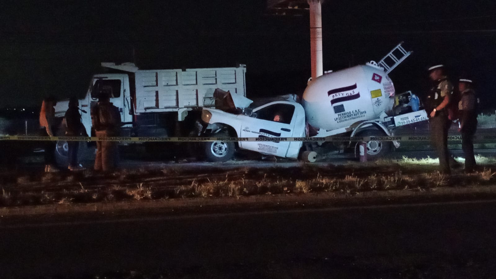 Pipa de gas impactó a camión de volteo en la Carretera Federal 120