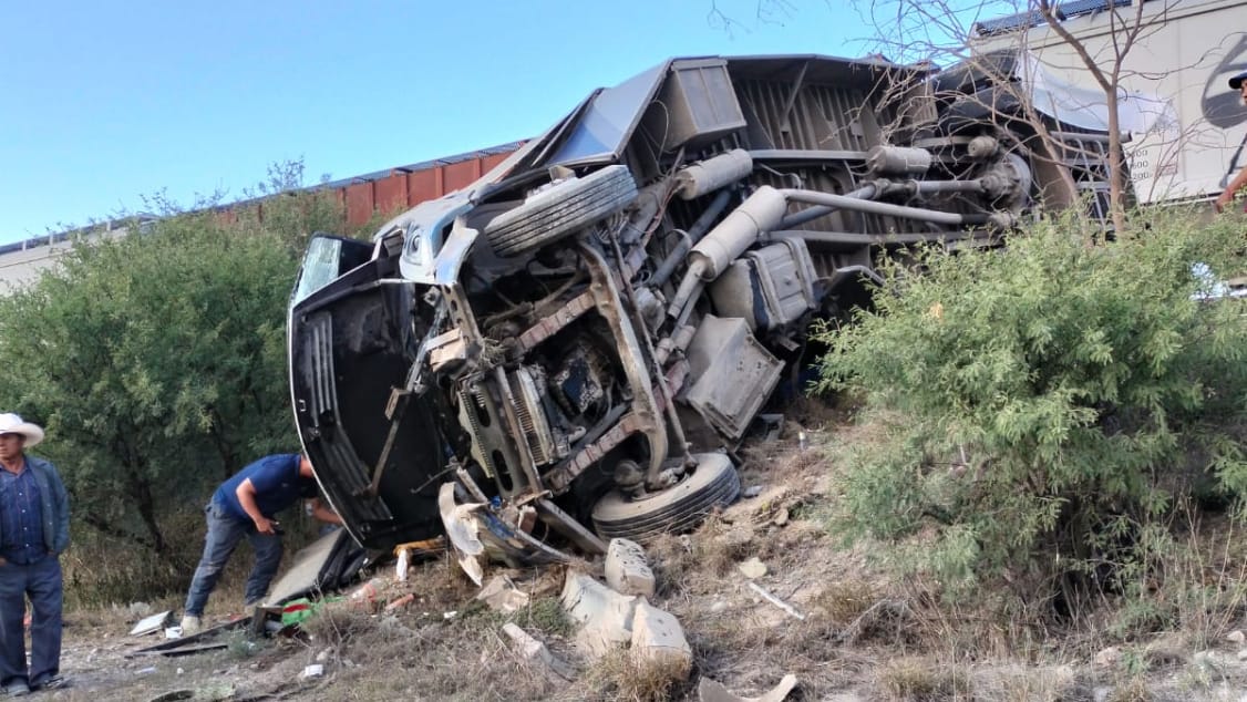 5 Muertos y 11 lesionados en choque de tren y camión de pasajeros de Flecha Azul en la carretera 510