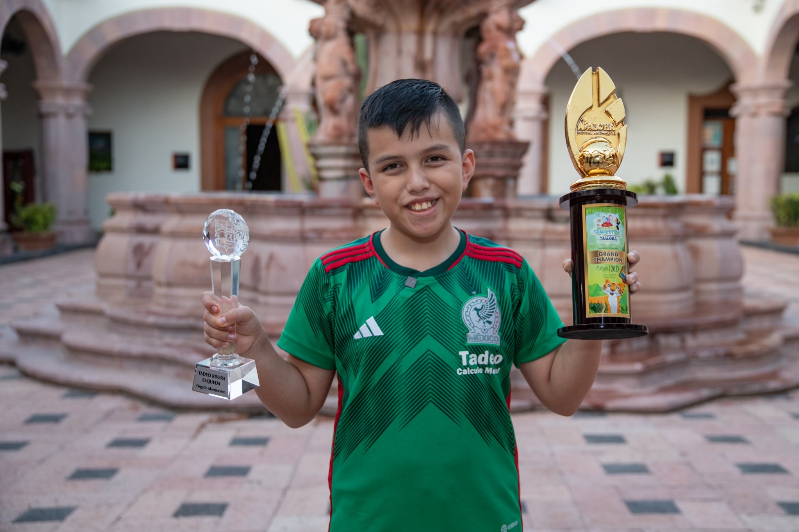 Enrique Vega recibe al niño Tadeo Rivera, Grand Champion internacional de Cálculo Mental.