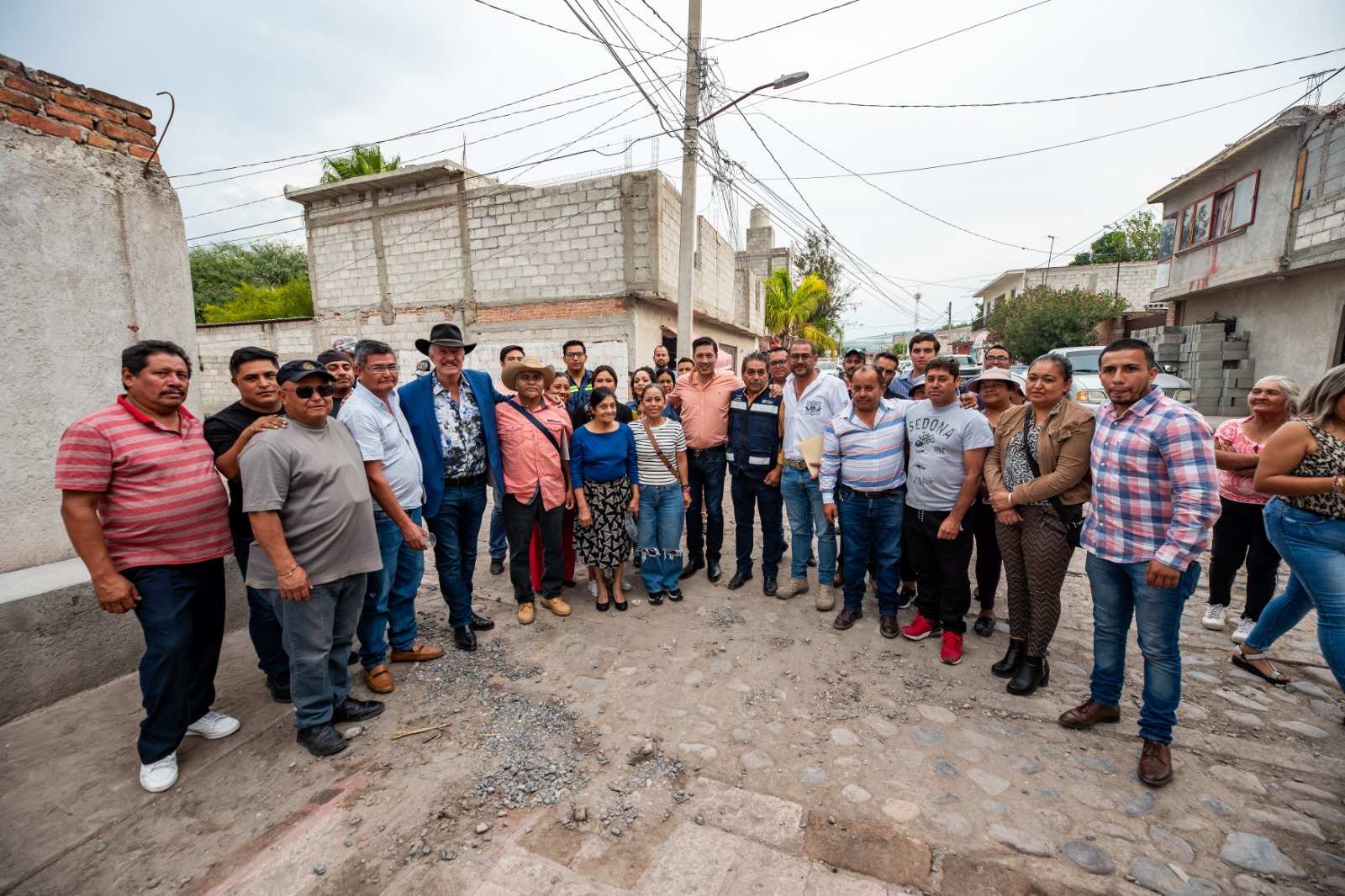 Enrique Vega entrega luminarias en San Vicente Ferrer y La Piedad