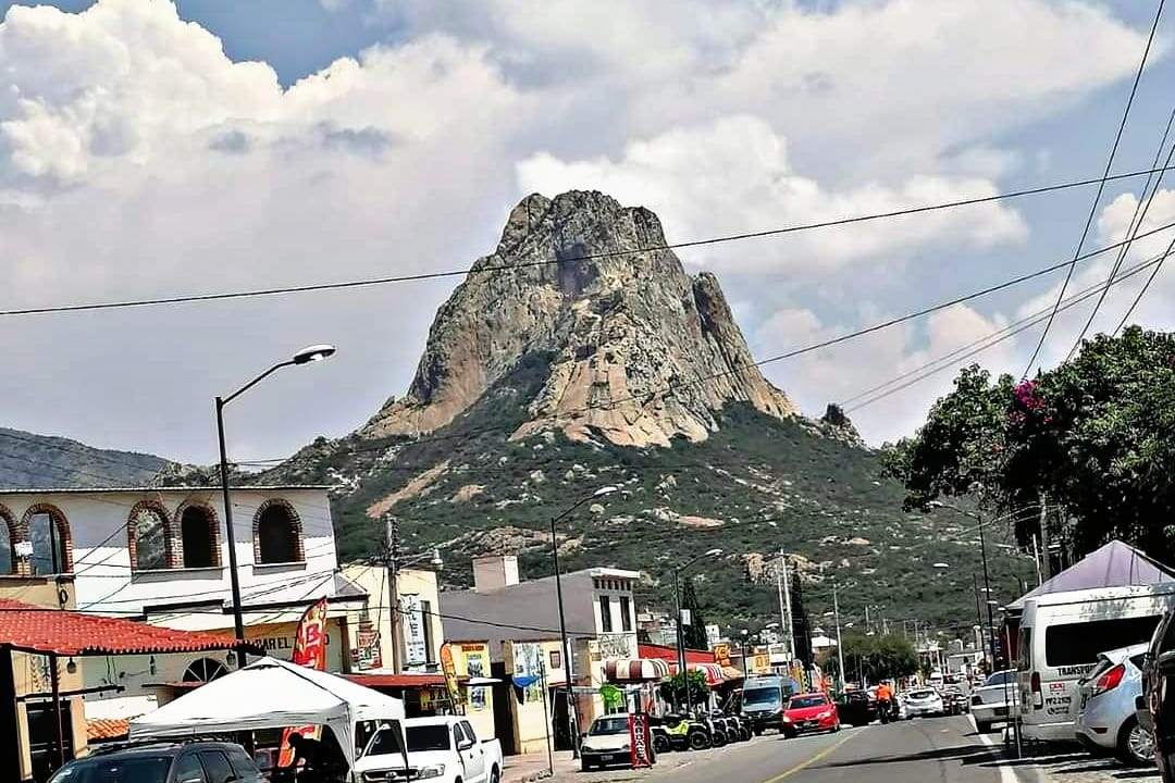 Turista cae de la Peña de Bernal al intentar escalarla