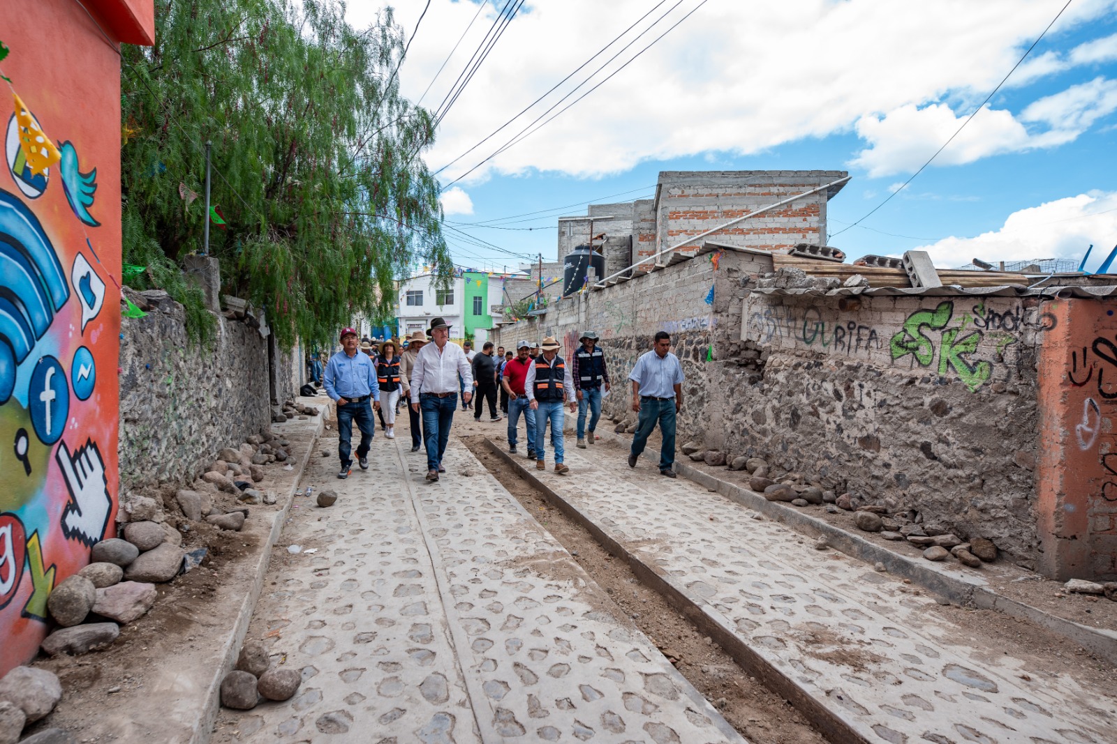 <em>Enrique Vega supervisa avances de obras de rehabilitación en comunidades</em>