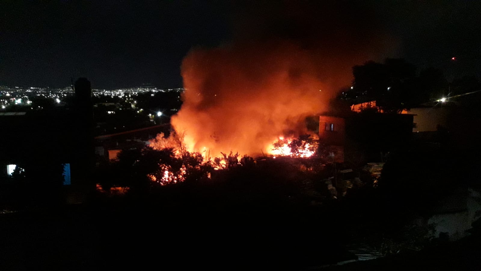 Incendio consume vivienda en la colonia Loma Bonita