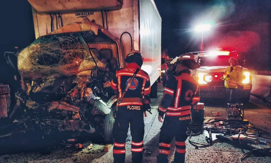 Mueren dos hombres prensados tras choque por alcance en el Libramiento Noreste