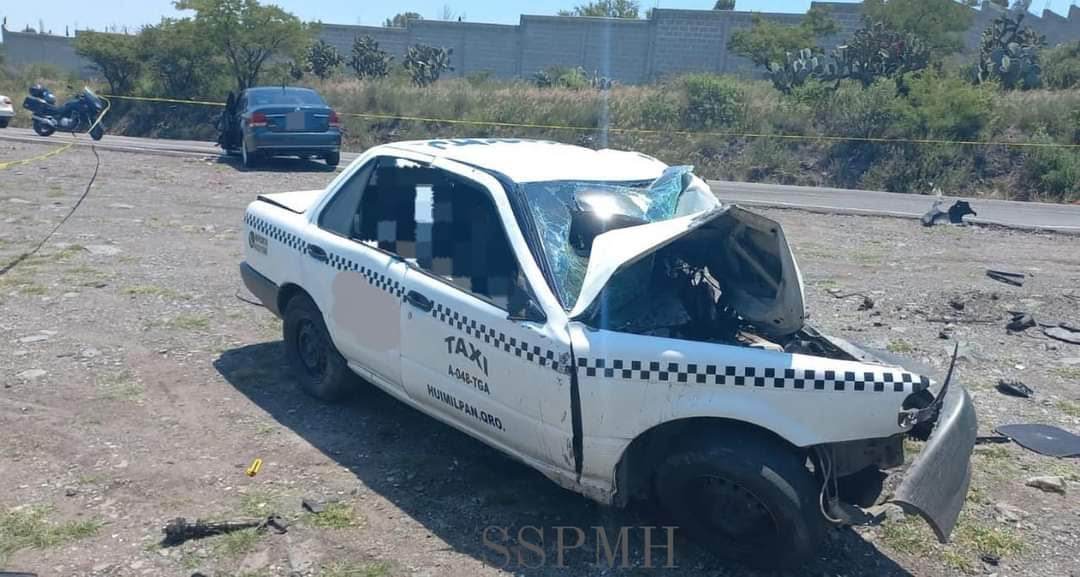 Un adulto y un menor muertos, además de una mujer grave tras choque frontal en la carretera a Huimilpan