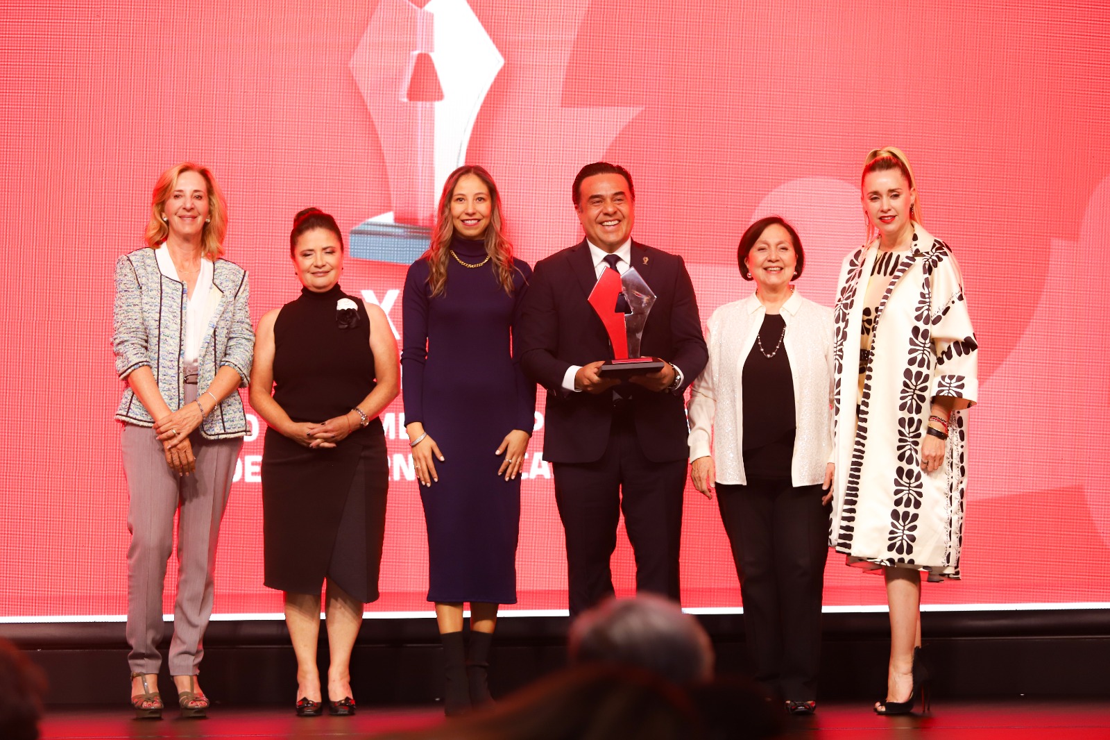 Recibe Luis Nava Premio por la Universidad de las Mujeres