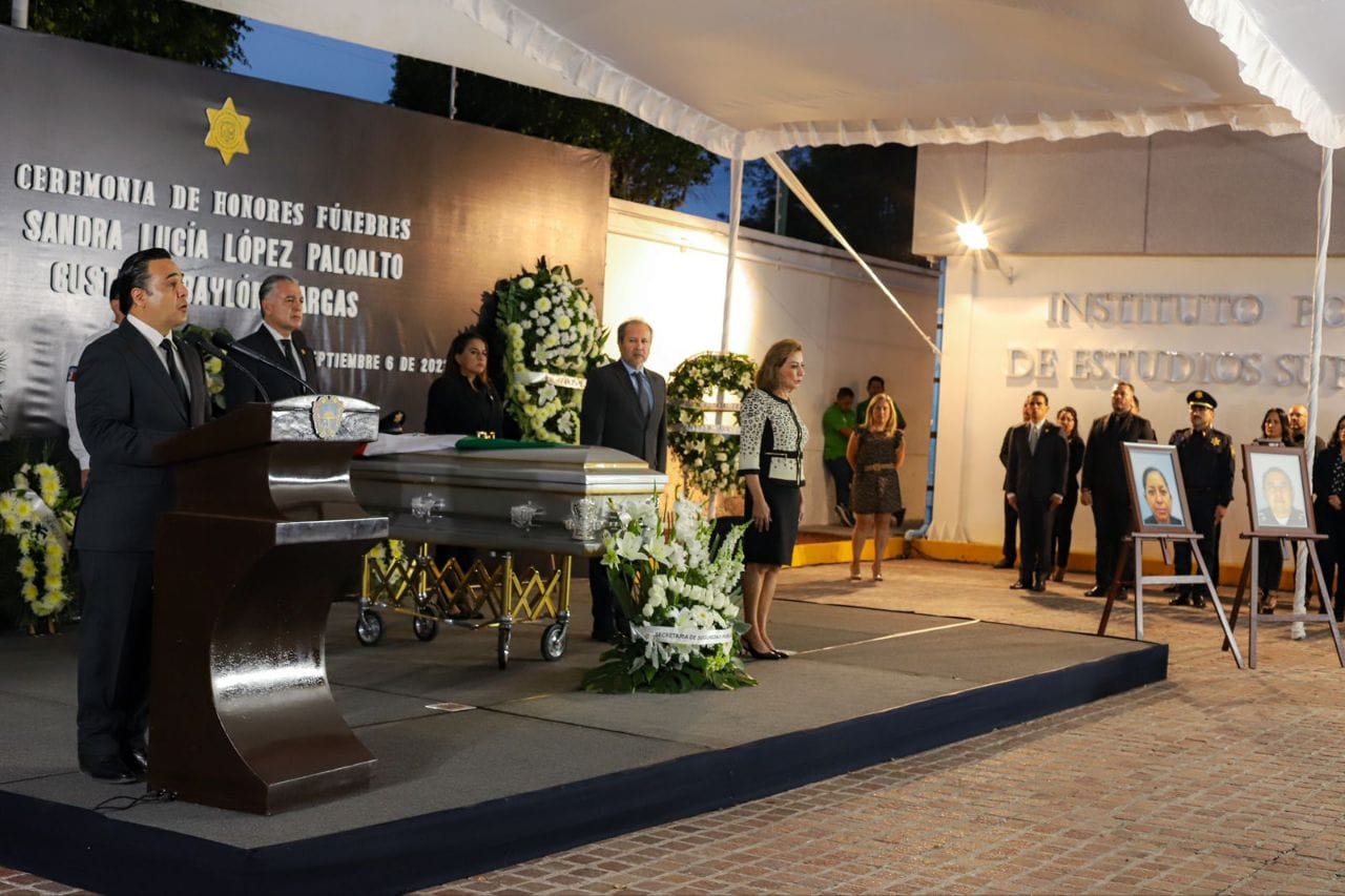 <em>Rinden homenaje a la oficial Sandra Lucía López y el oficial Gustavo Baylón Vargas; caídos en cumplimiento de su deber</em>