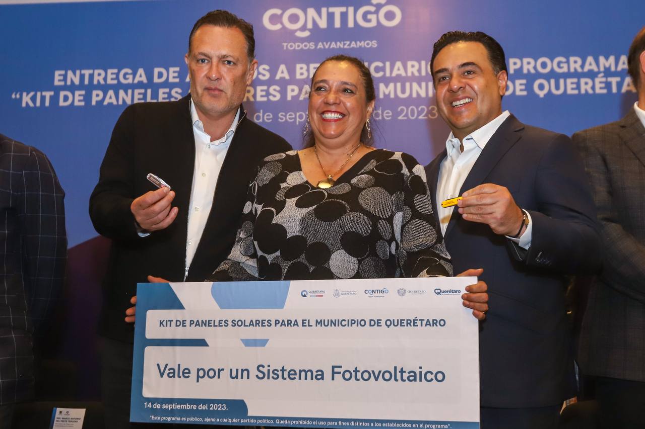 <em>Gobierno del Estado y Municipio de Querétaro entregan Paneles Solares a 87 MiPyMEs de la capital</em>