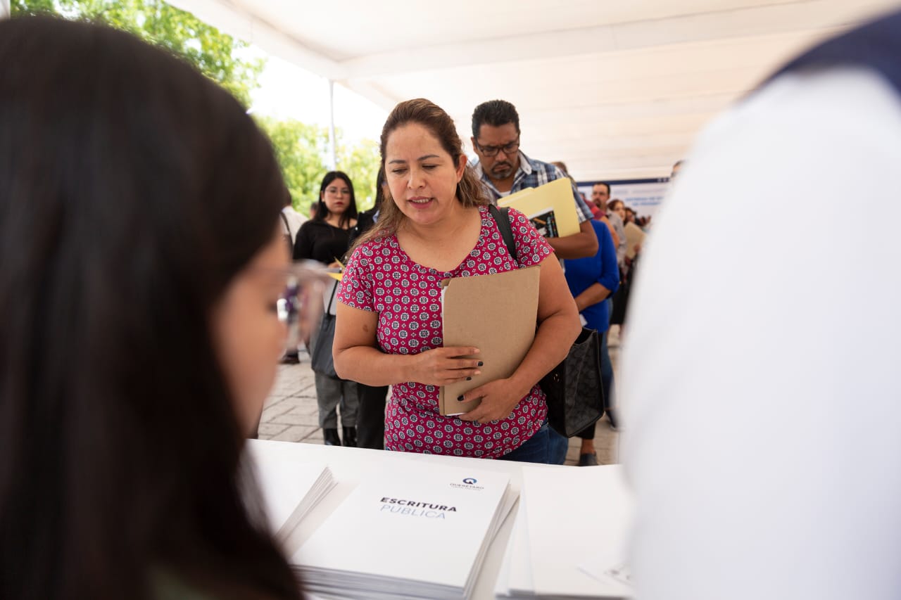 Encabeza Gobernador entrega de escrituras y títulos de propiedad a familias queretanas