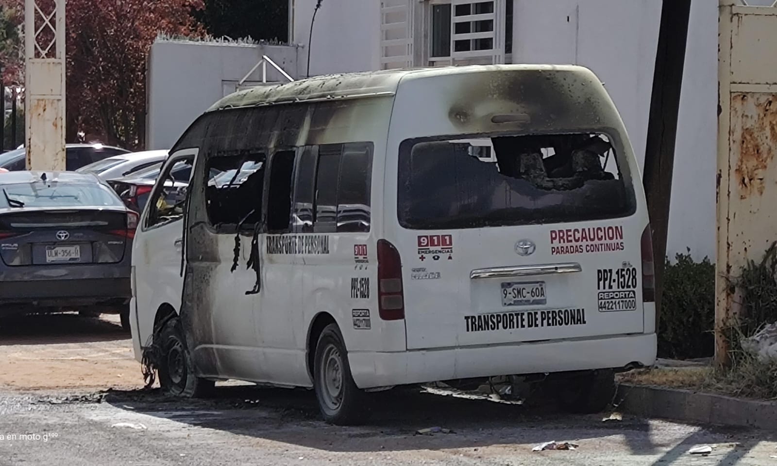 Arde camioneta de transporte de personal en el Parque Industrial Bernardo Quintana