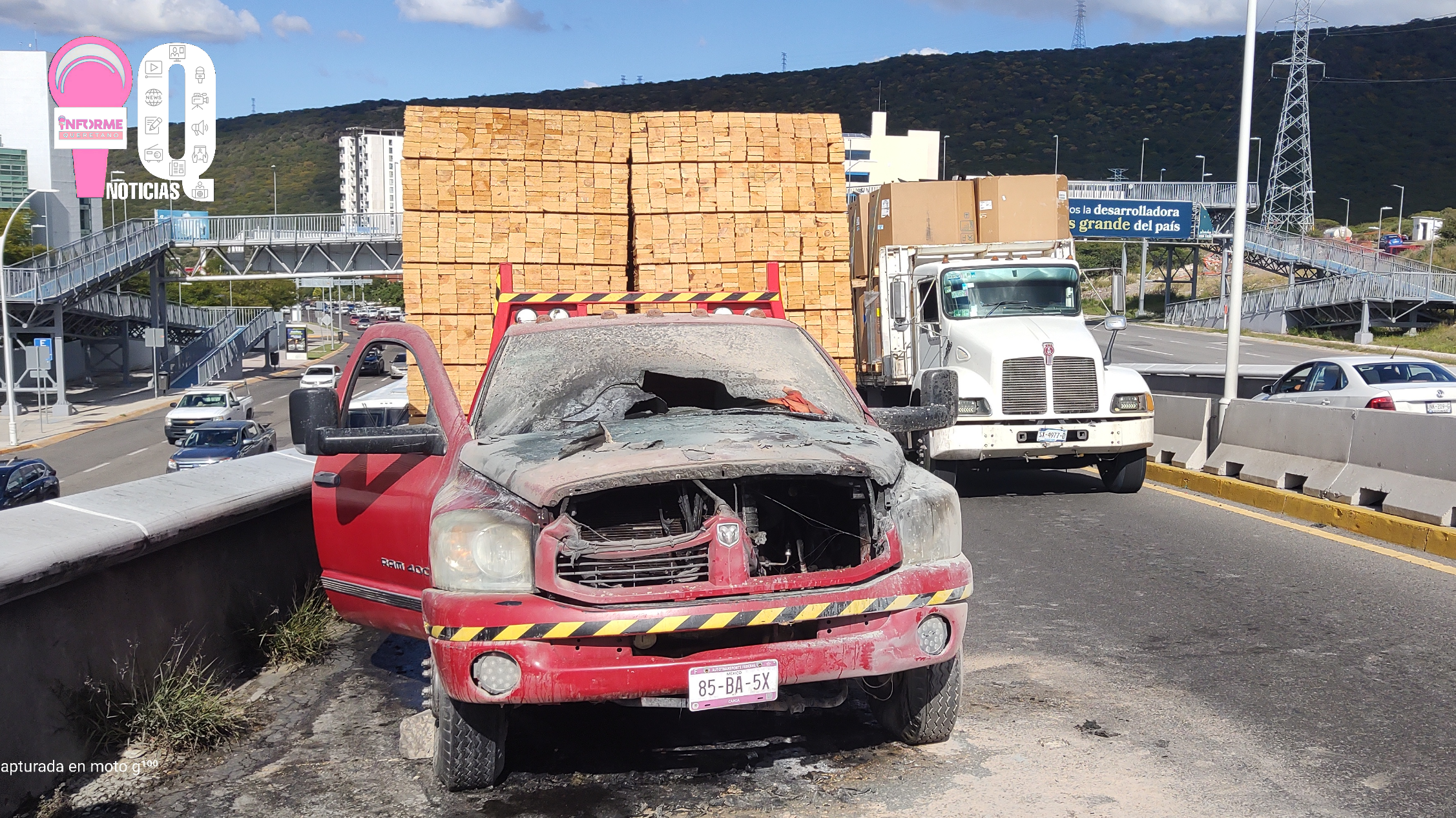 Se incendia un camión que cargaba madera frente al Centro Cívico