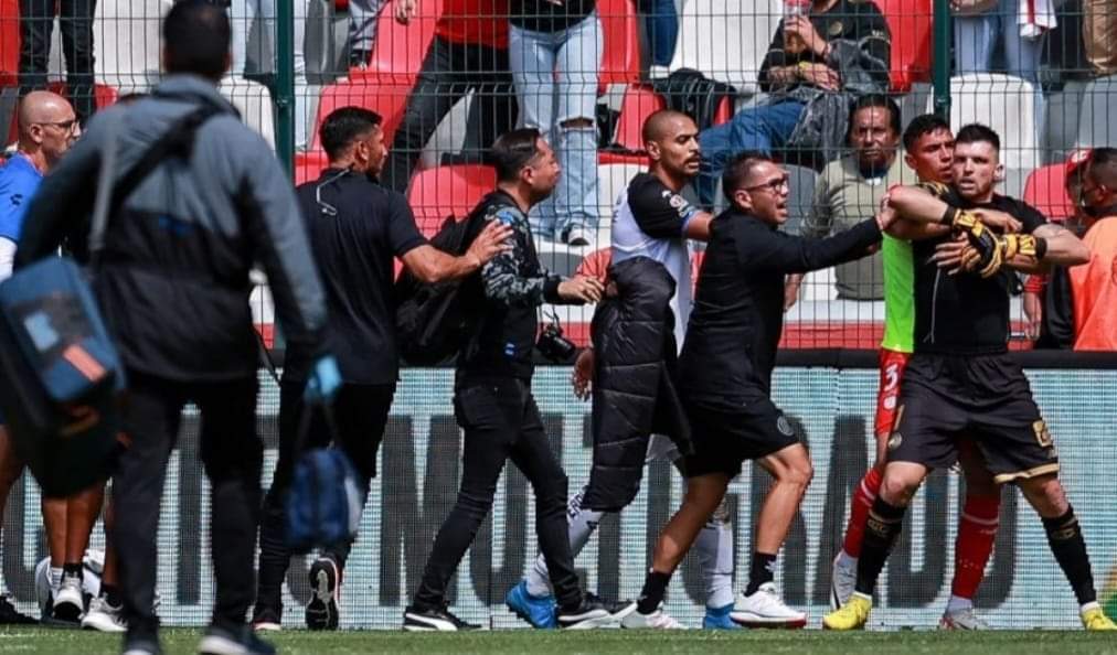 Tiago Volpi hizo un show en el Nemesio Diez al querer agredir al equipo directivo de Gallos Blancos