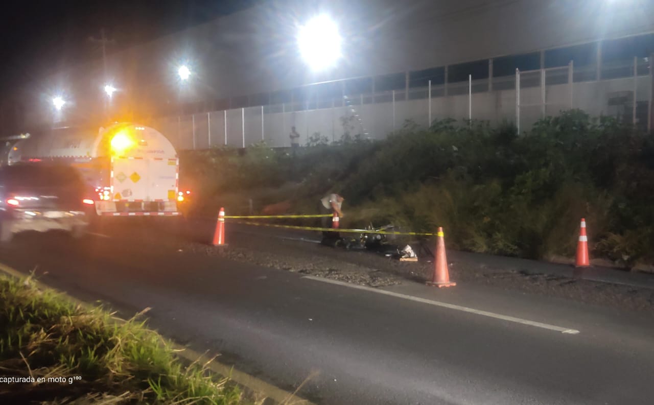 Muere motociclista y su copiloto resultó lesionada al ser impactados por un tráiler en el Sur Poniente