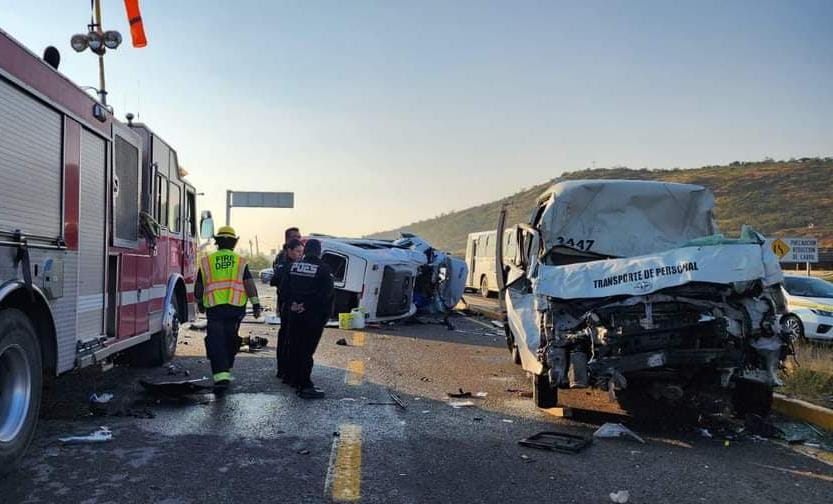 Un muerto y 13 lesionados el saldo de un choque entre dos camionetas de transporte de personal