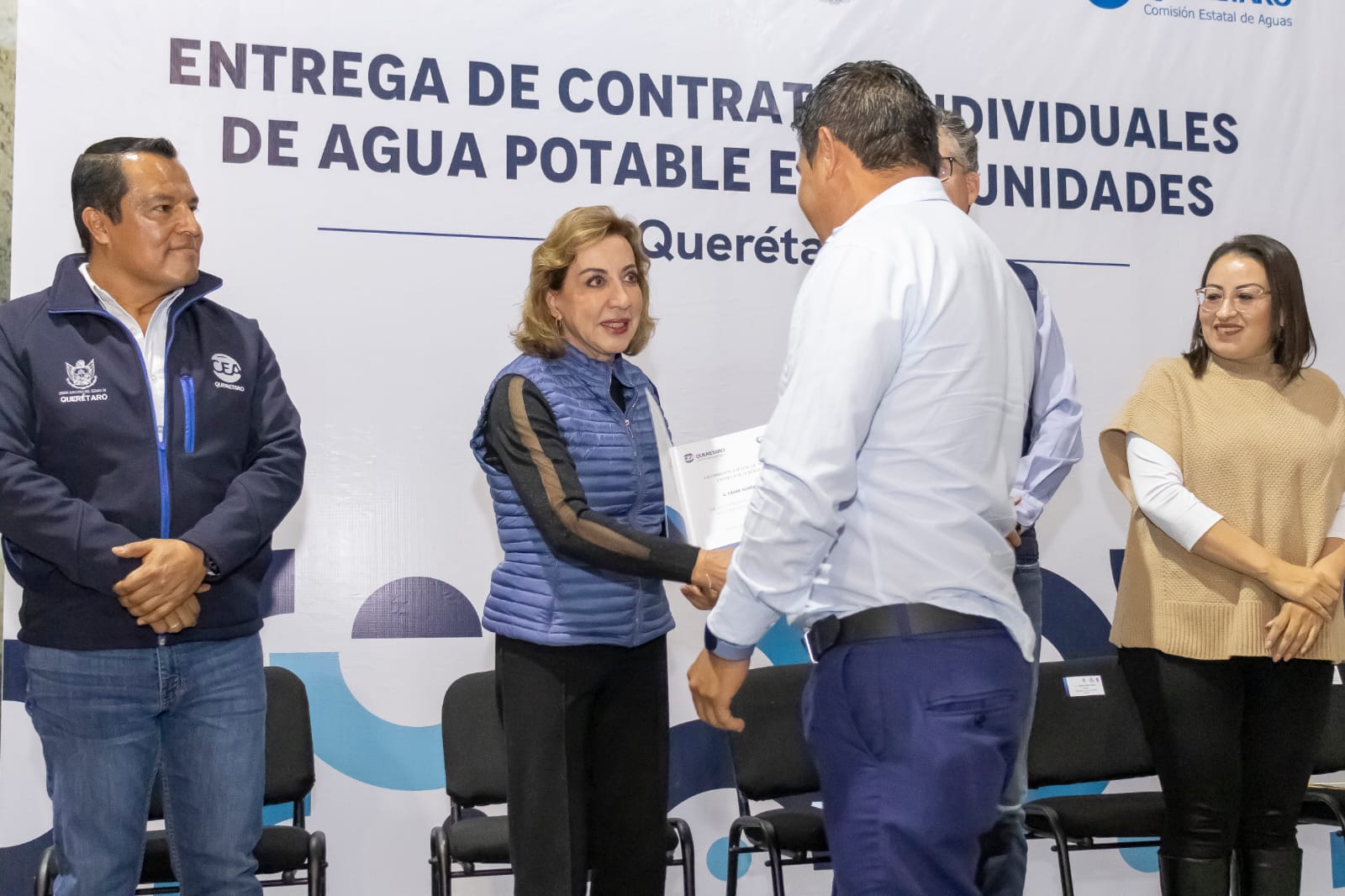 Entrega Lupita Murguía 240 contratos individuales de agua potable en Santa Rosa Jáuregui