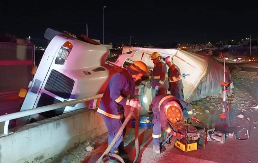 Aparatoso accidente causa caos vial en el Junipero Serra