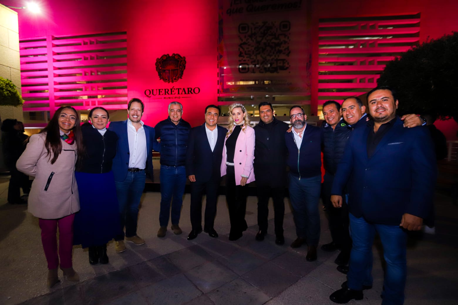 Centro Cívico con iluminación rosa en conmemoración de la lucha contra el cáncer de mama