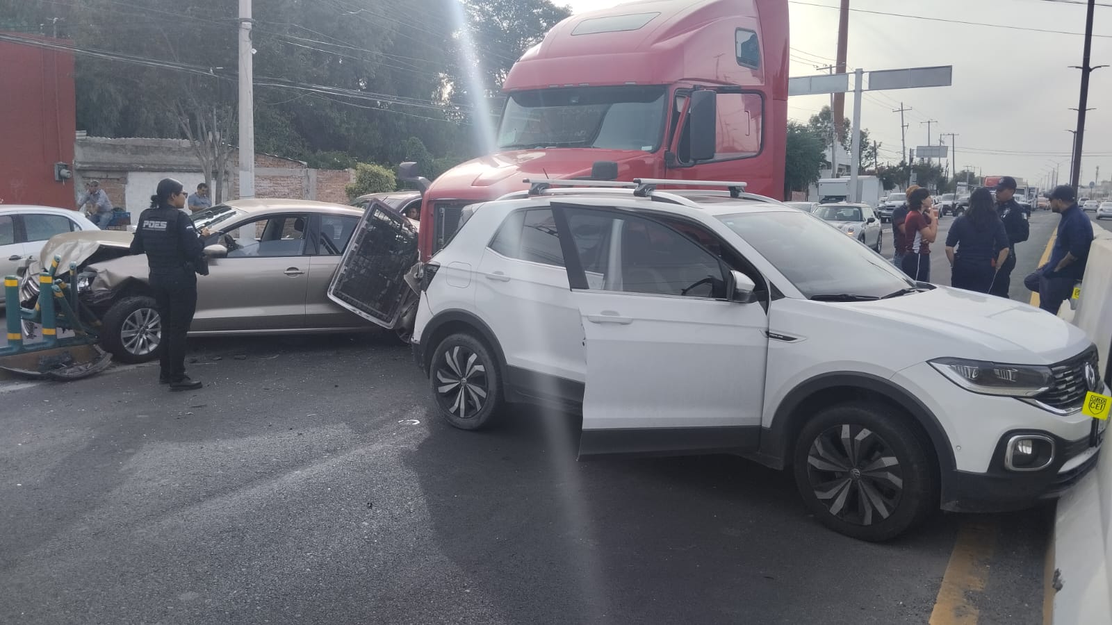 Otro accidente más: Tráiler embiste a vehículos en el Paseo Constituyentes