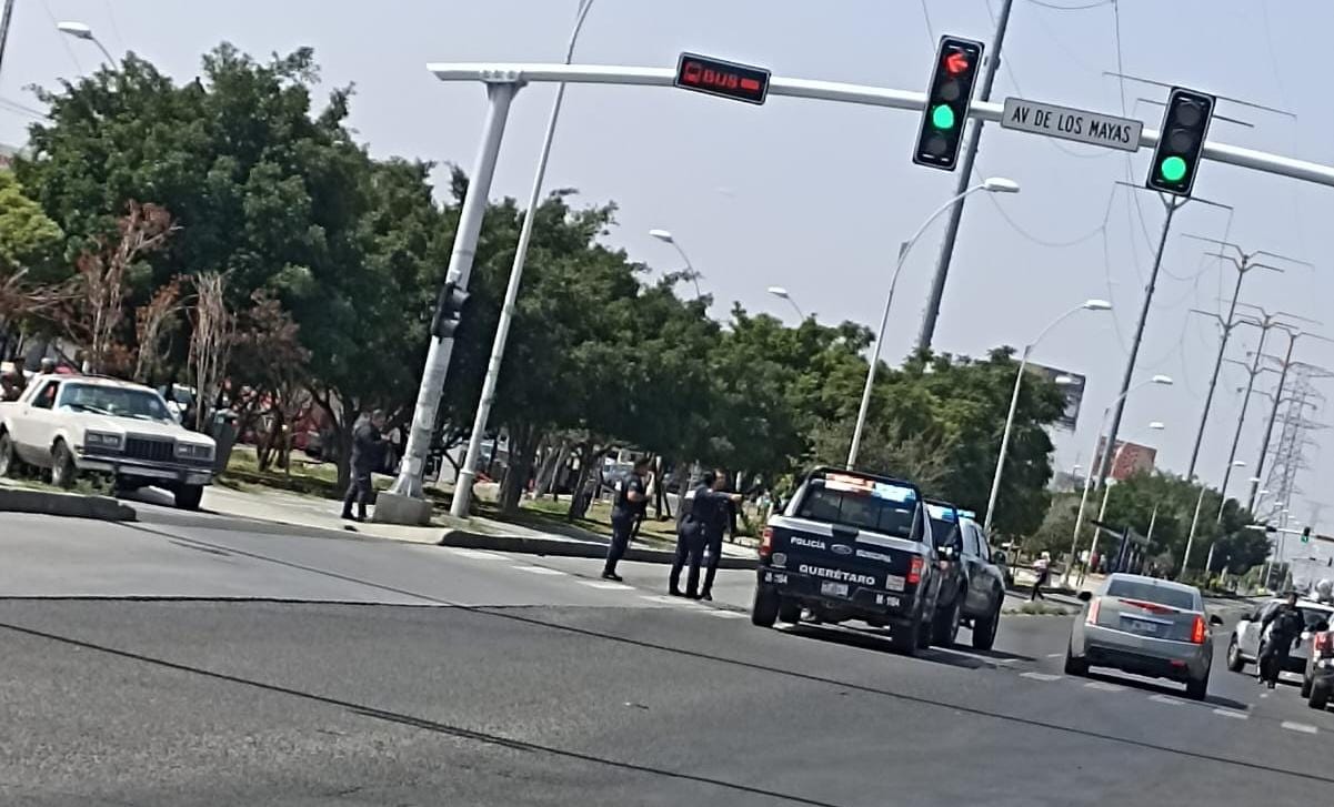 Patrulla de la Policía Municipal chocó contra un vehículo en Avenida de la Luz