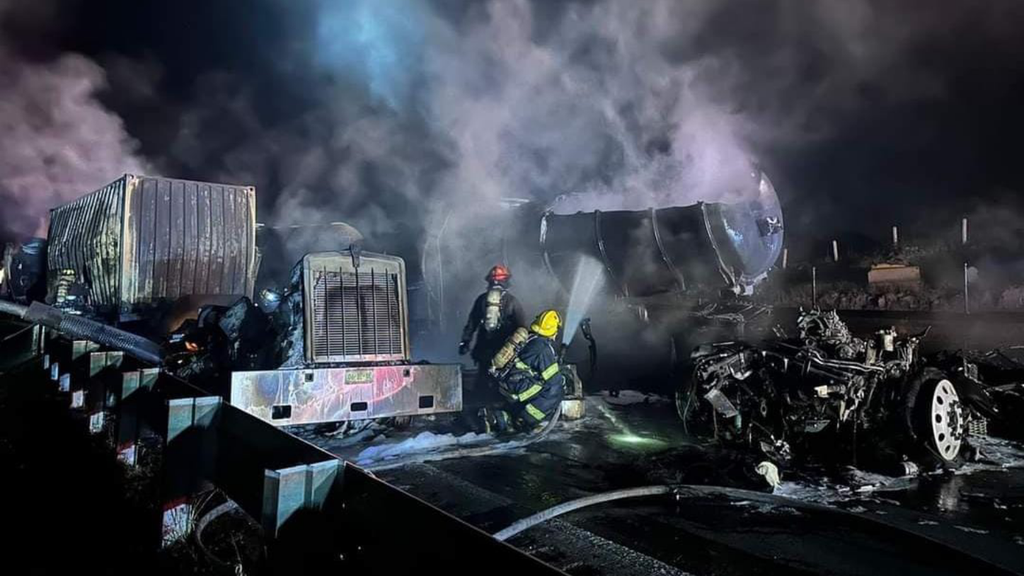 Arde auto tanque cargado con diesel y tráiler en el Libramiento Noreste