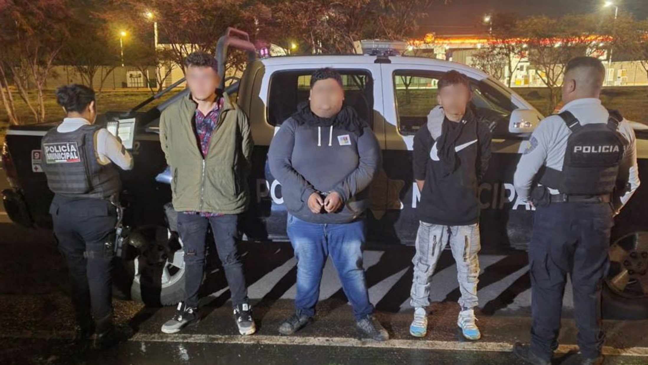 Seguimiento desde el C4 permite la detención de tres masculinos en Los Juncos; habrían robado tienda de conveniencia