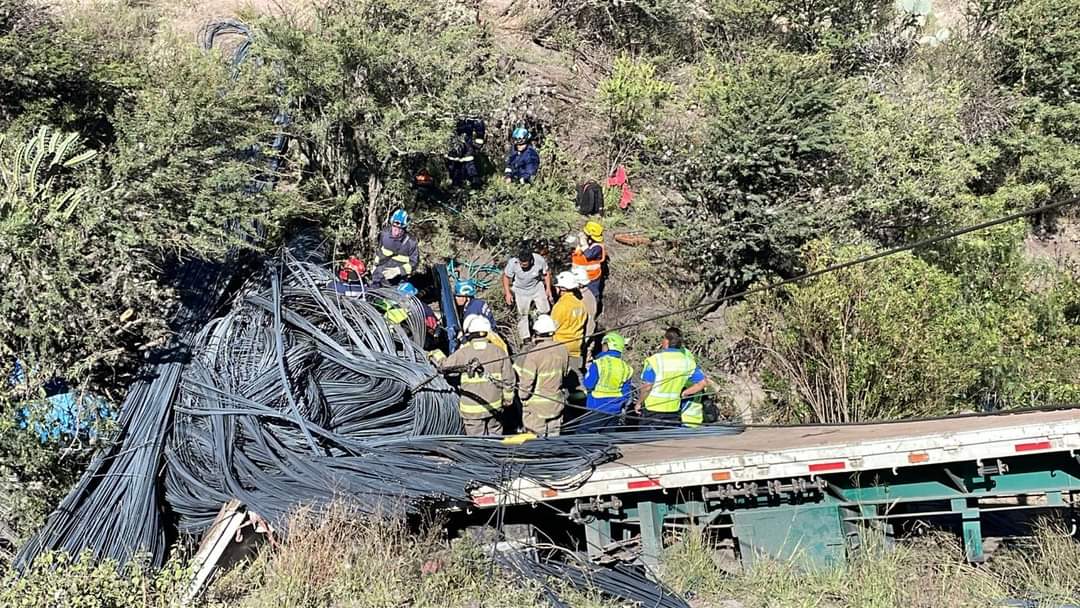 Un muerto y un lesionado grave el saldo del accidente de un tráiler en la carretera 57