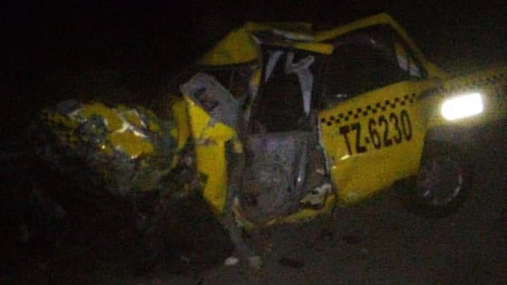 Taxista queretano sufre un fuerte accidente en Tamasopo, San Luis Potosí