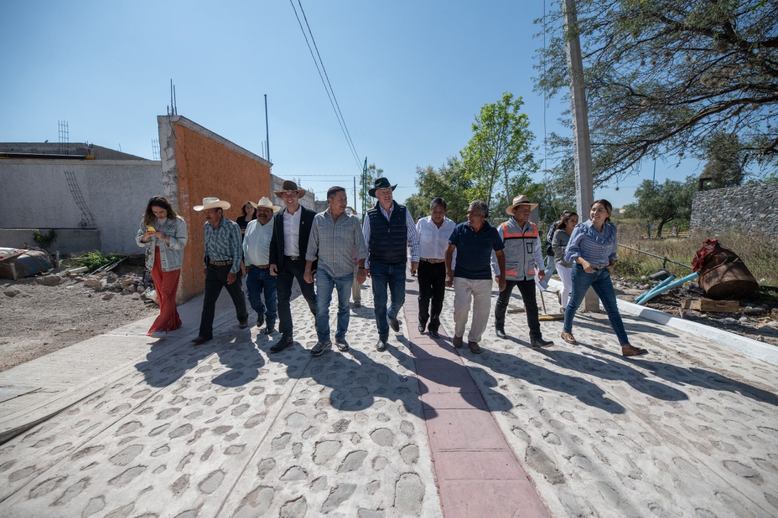 Enrique Vega supervisa obras en El Colorado y La Griega