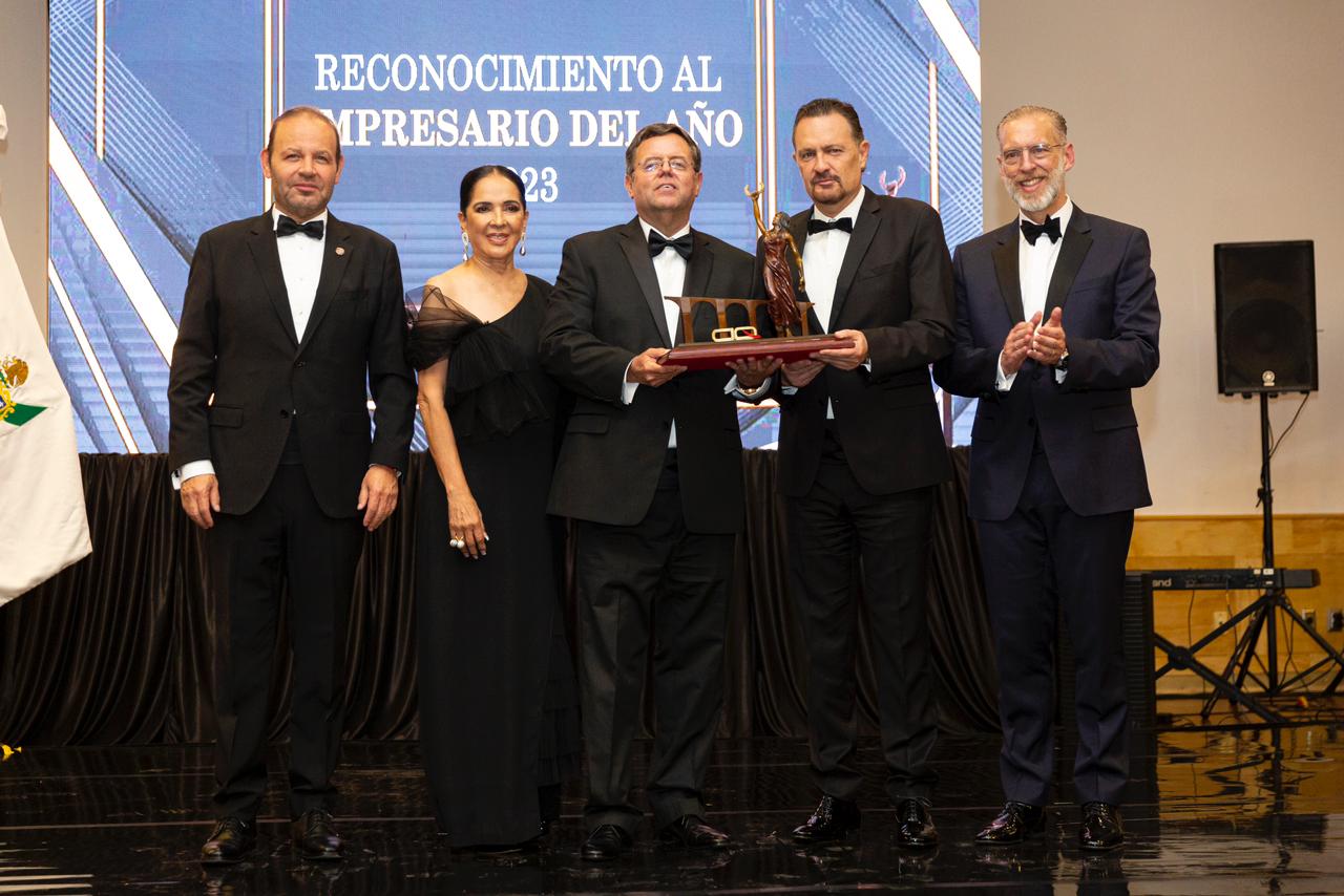 Entrega Gobernador Premio al Empresario del Año