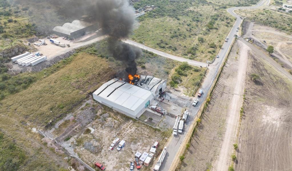 Explosión en una bodega la causa del fuerte incendio en inmediaciones de la Feria