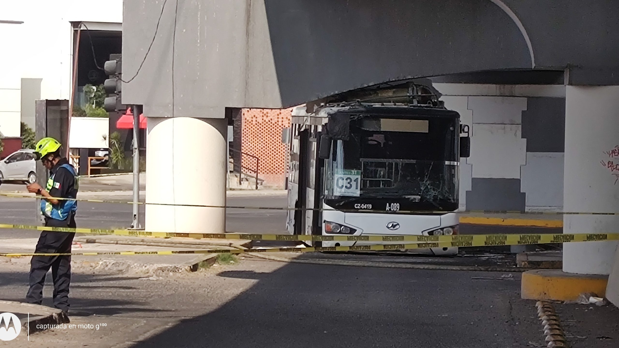 Conductor de camión de Qrobus chocó contra un puente y causó fuerte fuga de gas