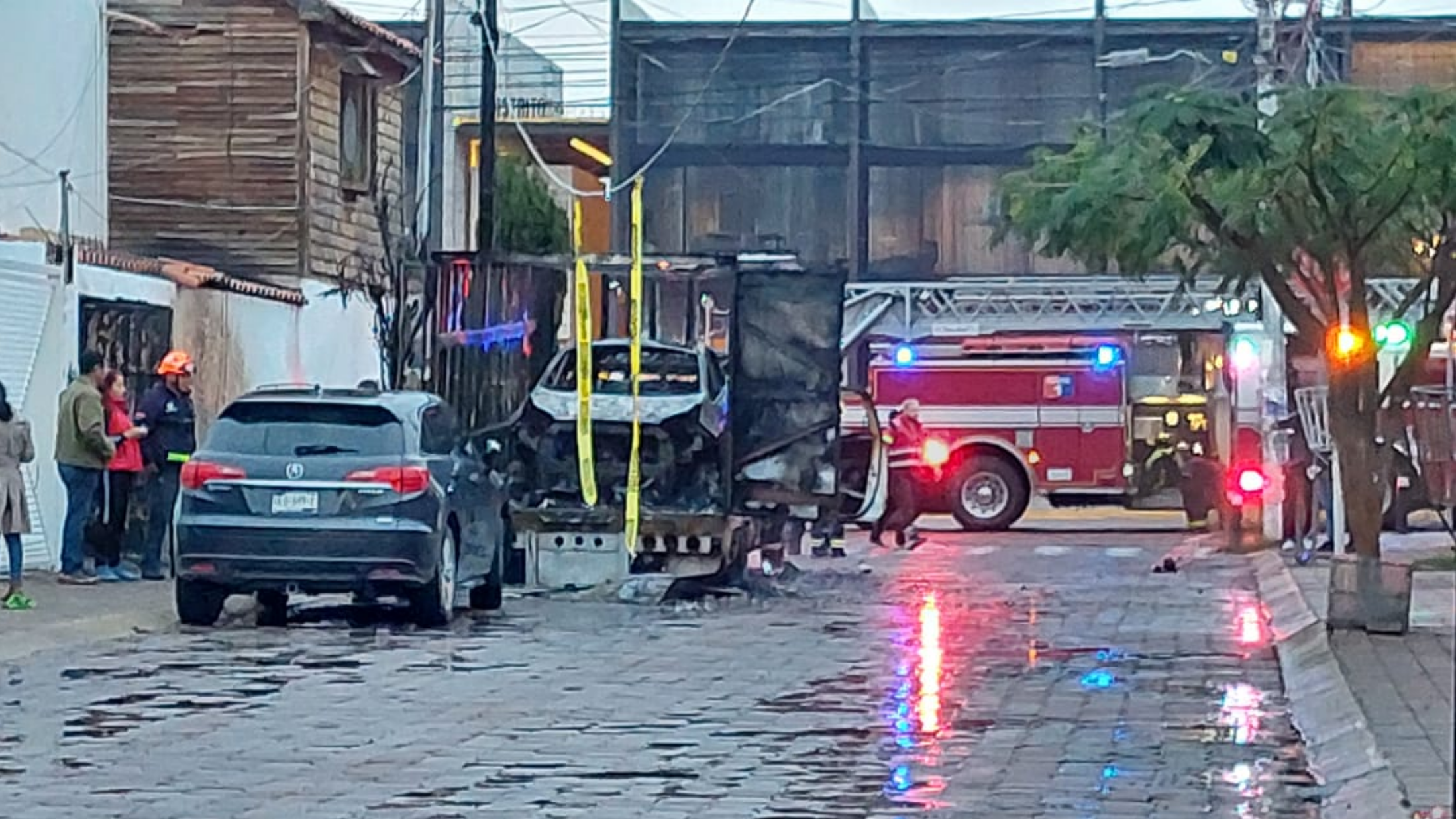 Arde camioneta y vehículo en Lomas del Marqués
