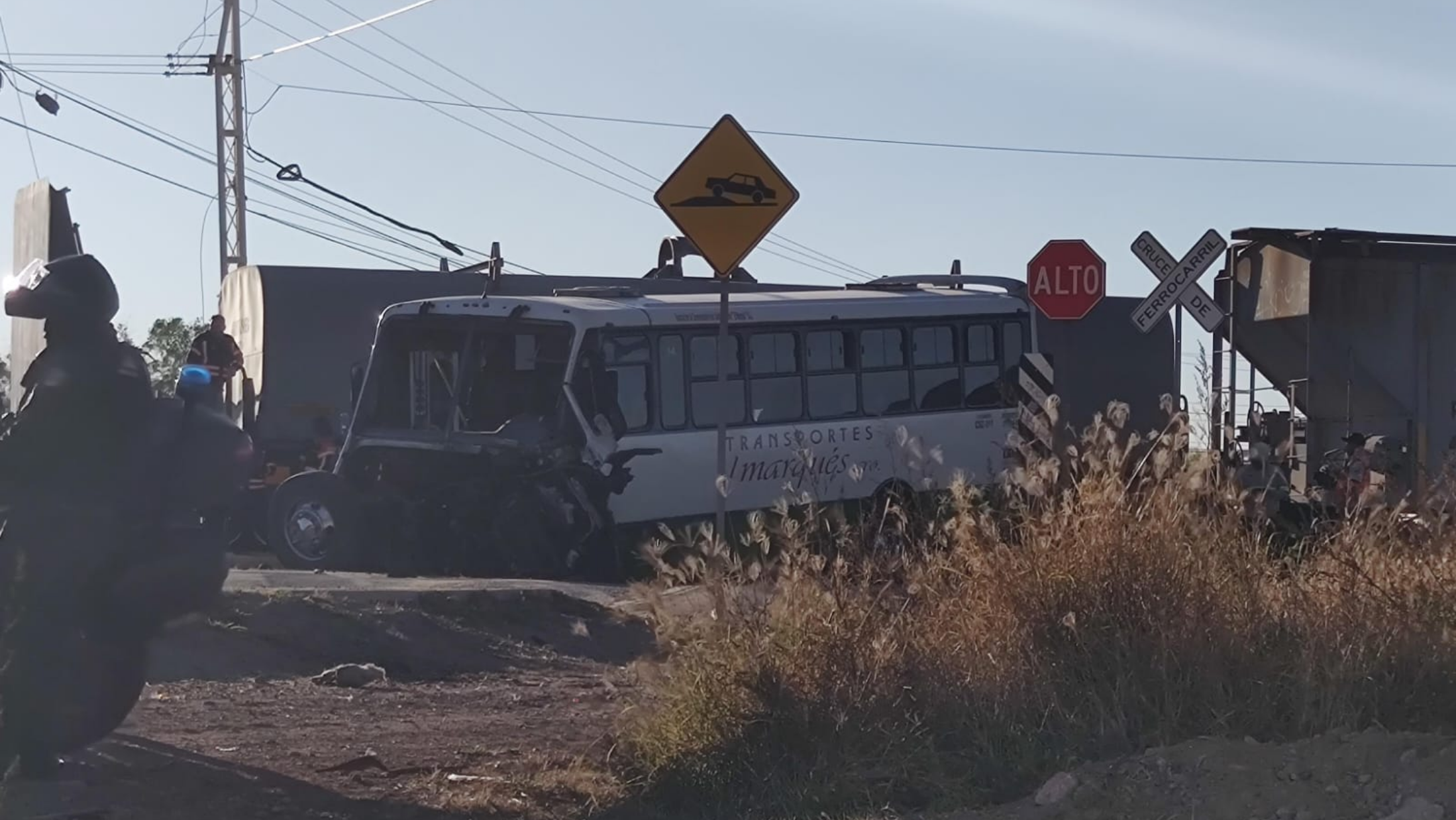 Un muerto y 8 lesionados dos de ellos de gravedad, fue el saldo de un choque entre un camión y tren