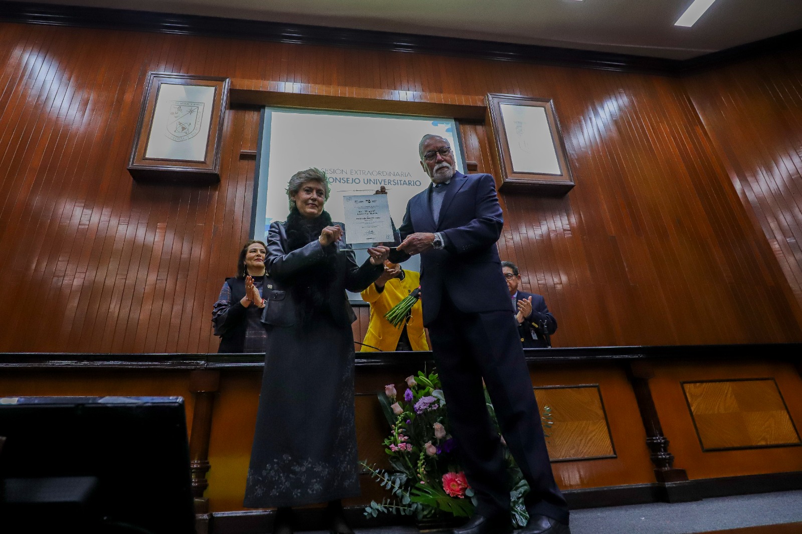 Entrega UAQ doctorado honoris causa al Dr. Miguel Conchay a la Dra. Elvira González