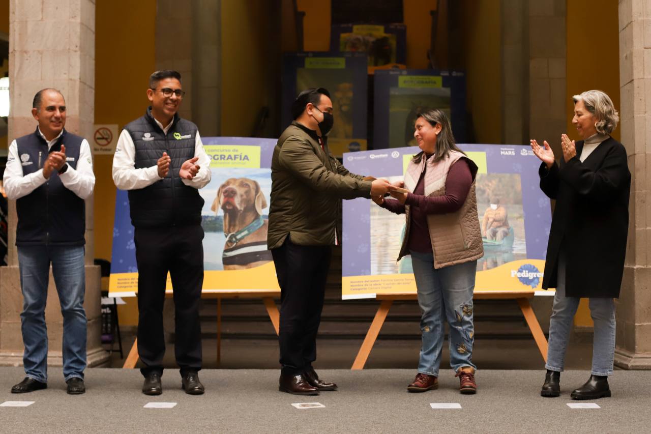 Entrega Luis Nava premios del 5to. Concurso de Fotografía en Pro del Bienestar Animal