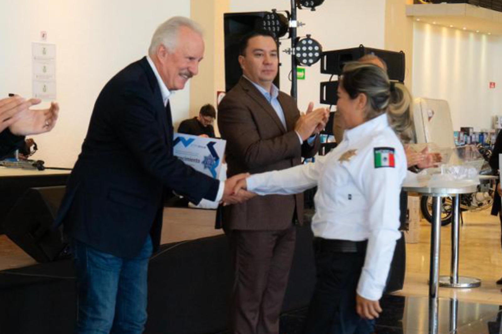 Enrique Vega anuncia aumento de sueldo para elementos policiales