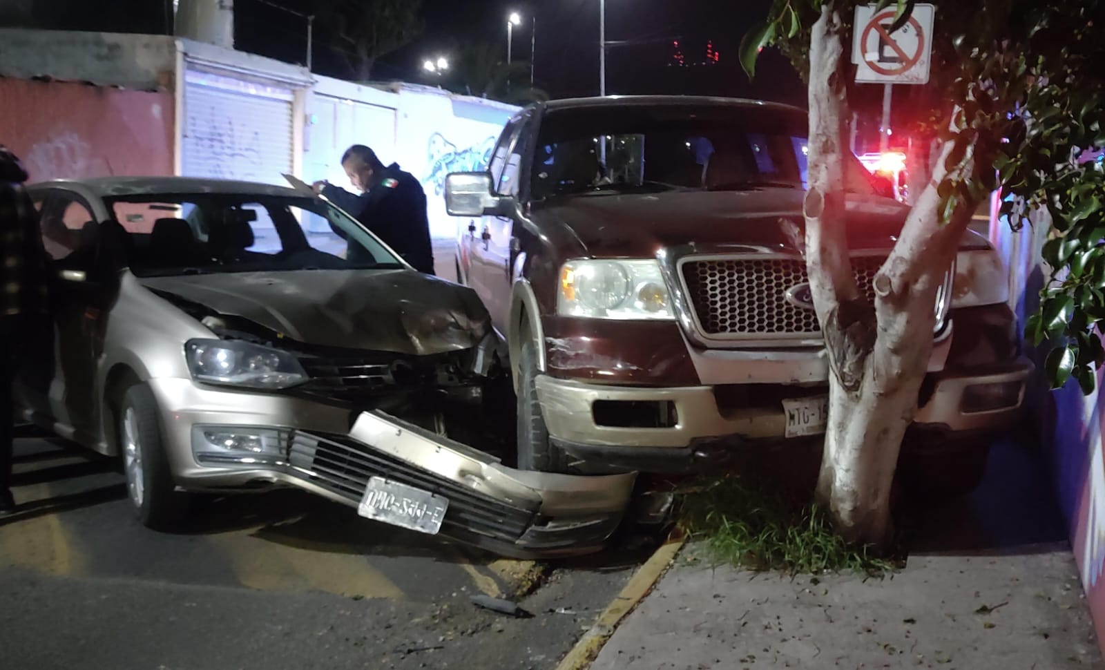 Conductor abandonó su camioneta tras chocar dos autos y un árbol en la colonia Lázaro Cárdenas