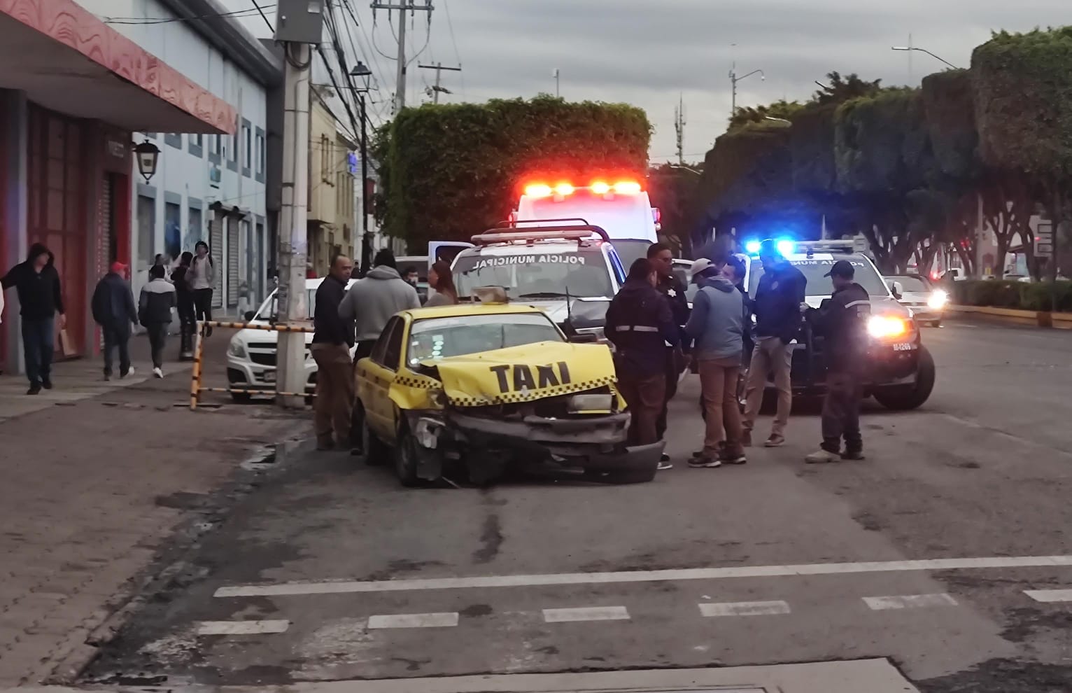 Taxista despistado se estrelló contra camión 🚒 de bomberos en Zaragoza